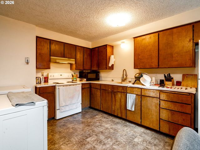 357 N 1ST St, St Helens, OR 97051