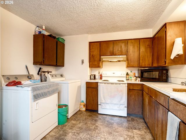 357 N 1ST St, St Helens, OR 97051