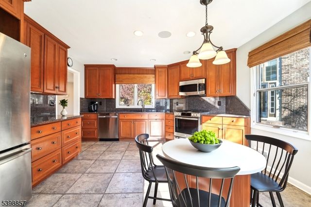 2 Casper Ct, Florham Park Boro, NJ 07932