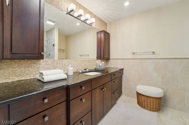 2 Casper Ct, Florham Park Boro, NJ 07932