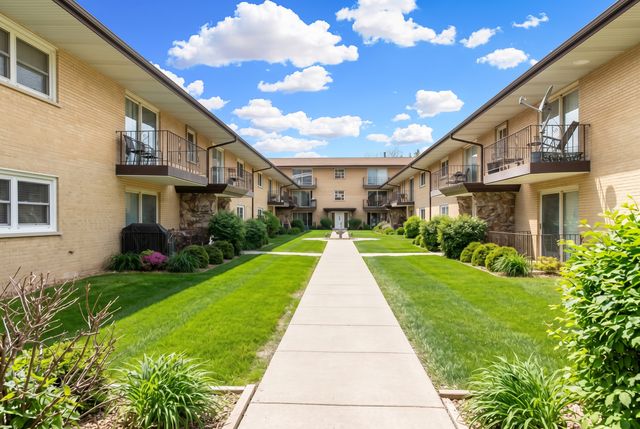 6126 S Kensington Avenue C, Countryside, IL 60525