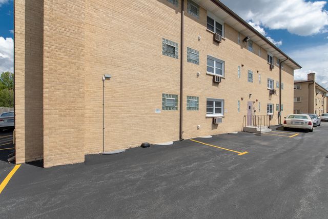 6126 S Kensington Avenue C, Countryside, IL 60525