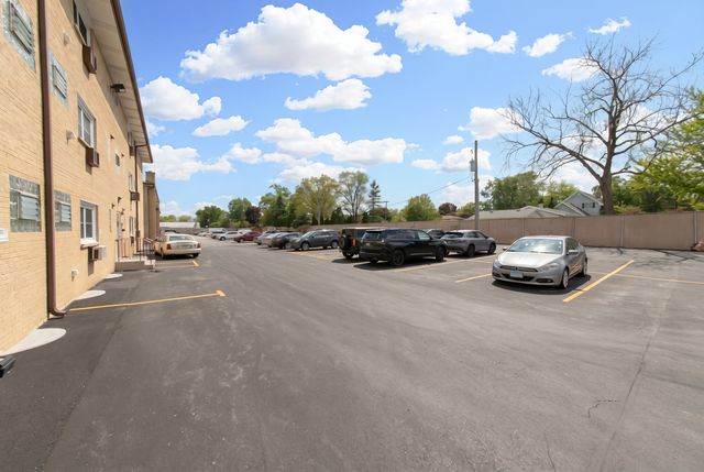 6126 S Kensington Avenue C, Countryside, IL 60525