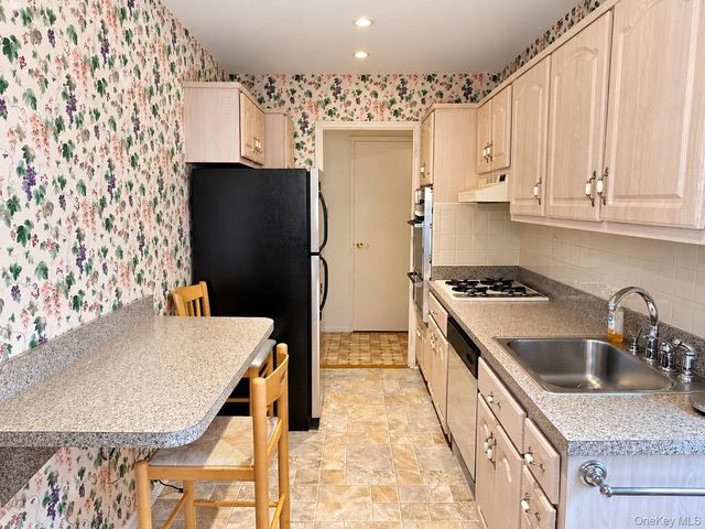 209-15 18th Avenue 6F, Bayside, NY 11360
