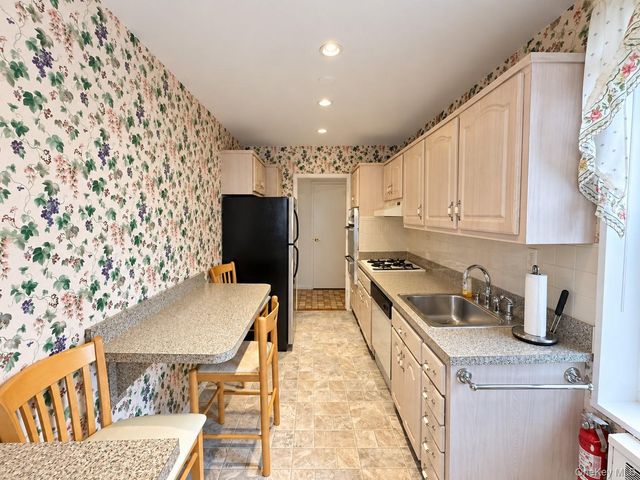 209-15 18th Avenue 6F, Bayside, NY 11360