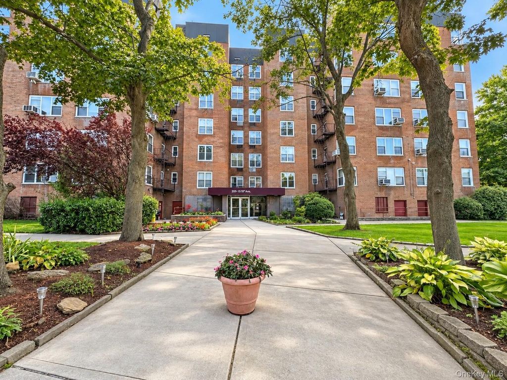 209-15 18th Avenue 6F, Bayside, NY 11360 — photo 2
