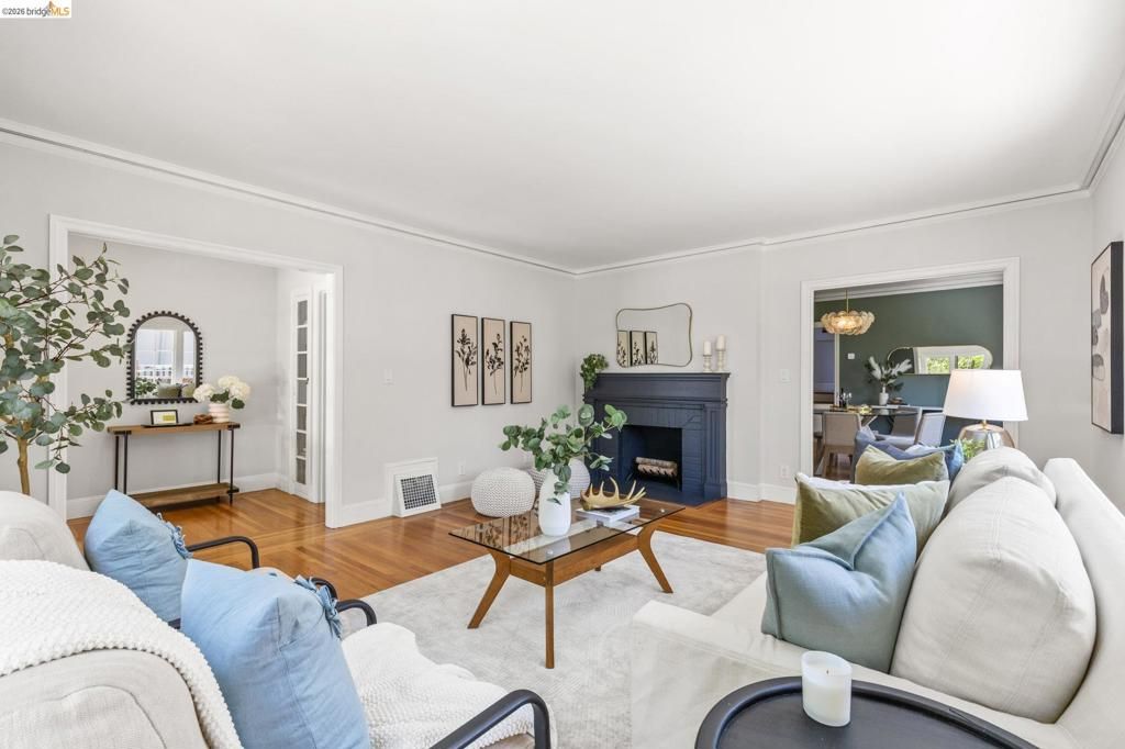 Image 10 of property listing at 1265 Holman Rd, Oakland, CA 94610