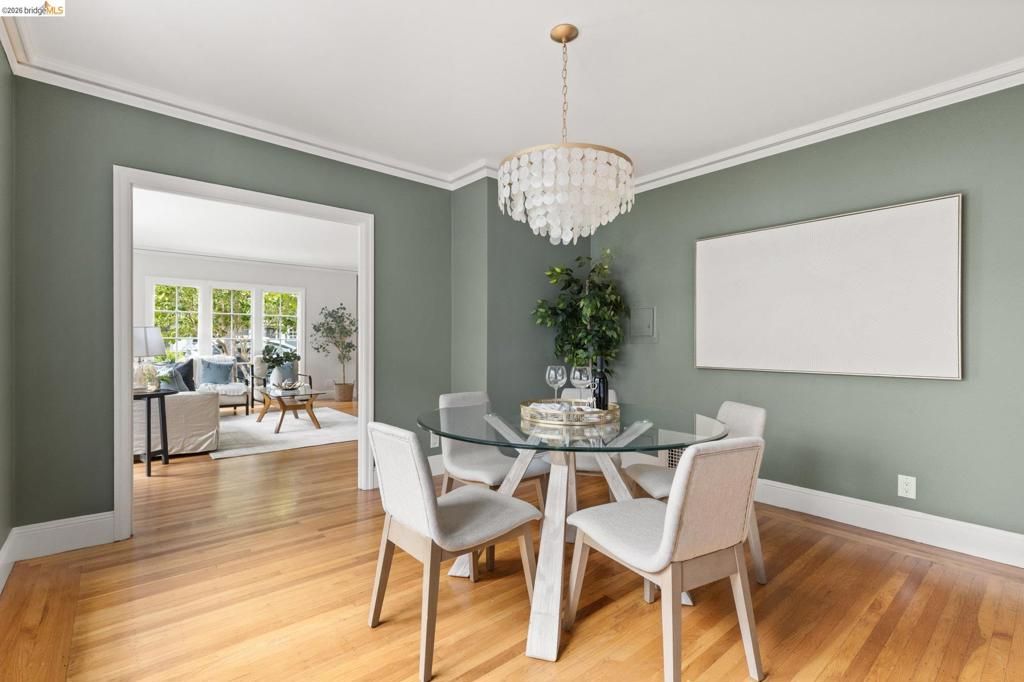 Image 11 of property listing at 1265 Holman Rd, Oakland, CA 94610