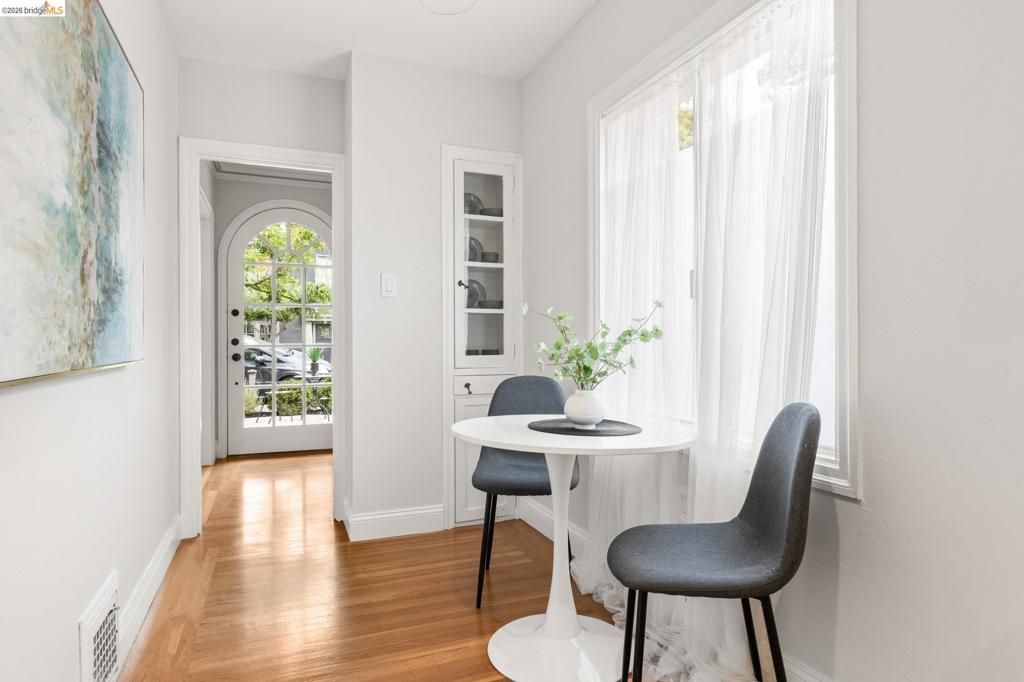 Image 13 of property listing at 1265 Holman Rd, Oakland, CA 94610