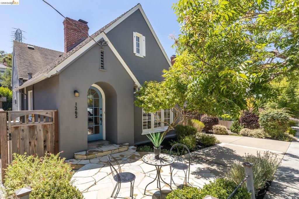 Image 2 of property listing at 1265 Holman Rd, Oakland, CA 94610