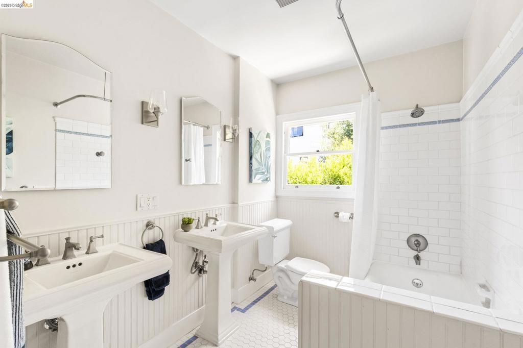 Image 21 of property listing at 1265 Holman Rd, Oakland, CA 94610