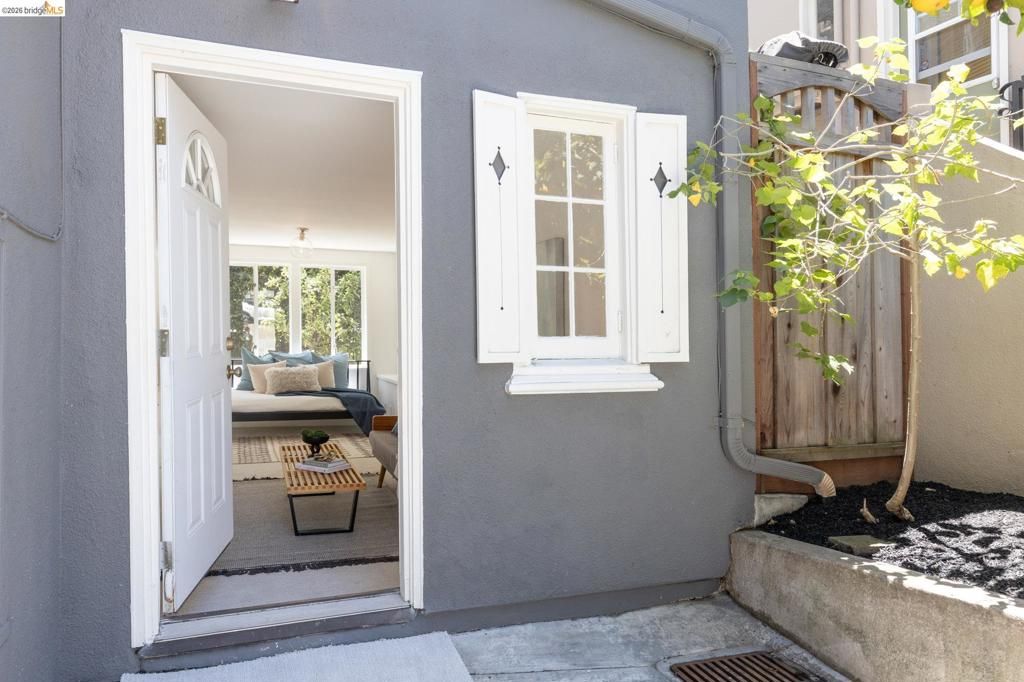 Image 29 of property listing at 1265 Holman Rd, Oakland, CA 94610