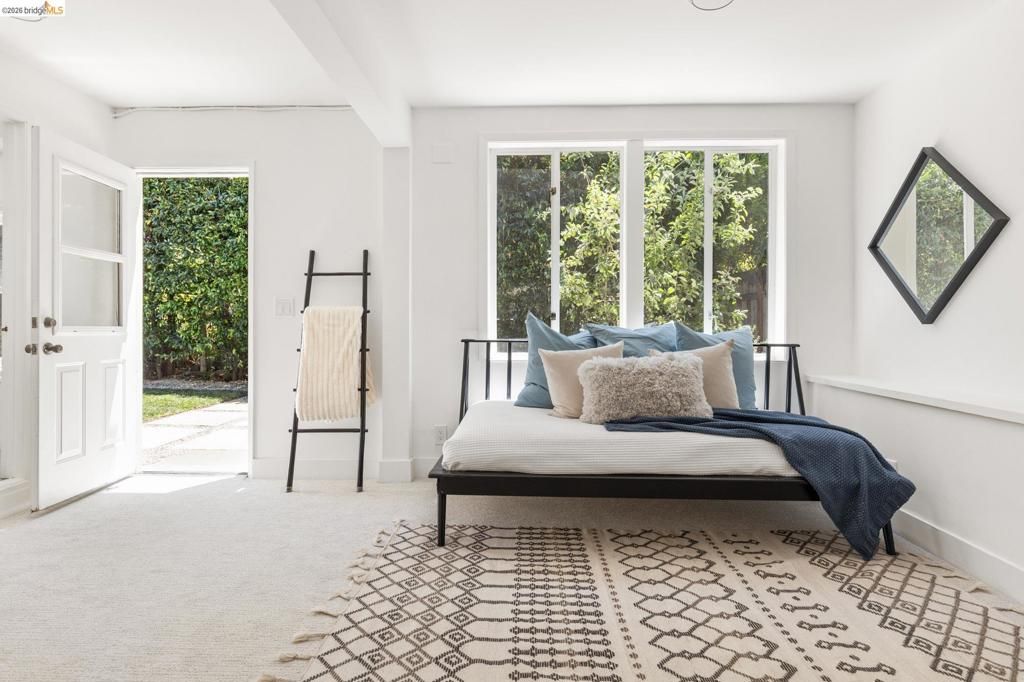Image 32 of property listing at 1265 Holman Rd, Oakland, CA 94610