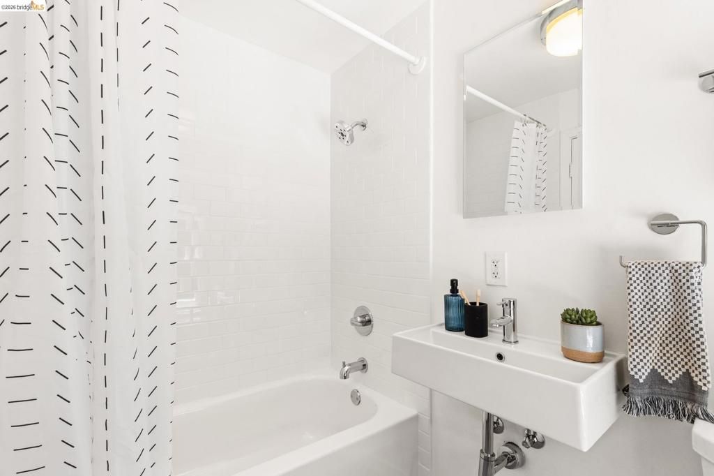 Image 33 of property listing at 1265 Holman Rd, Oakland, CA 94610
