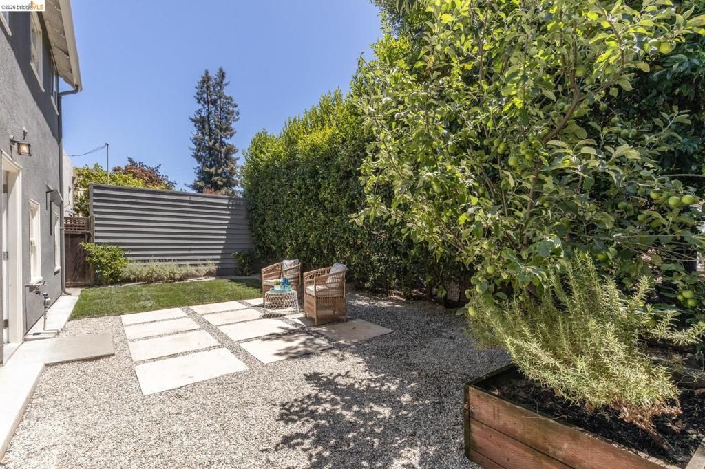Image 39 of property listing at 1265 Holman Rd, Oakland, CA 94610