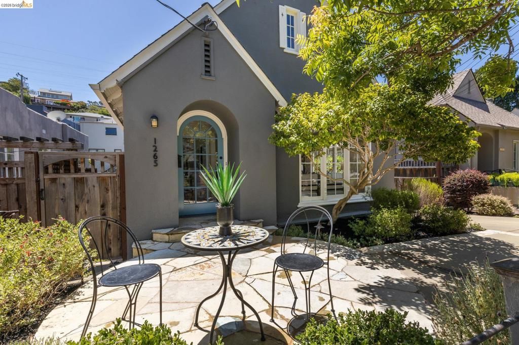 Image 4 of property listing at 1265 Holman Rd, Oakland, CA 94610