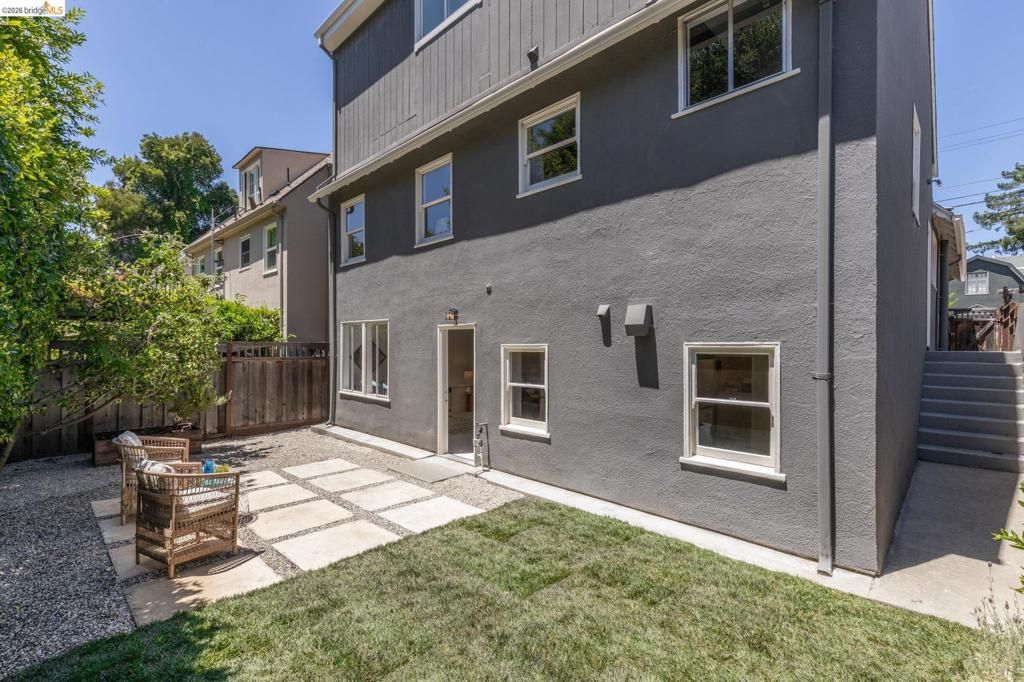 Image 41 of property listing at 1265 Holman Rd, Oakland, CA 94610