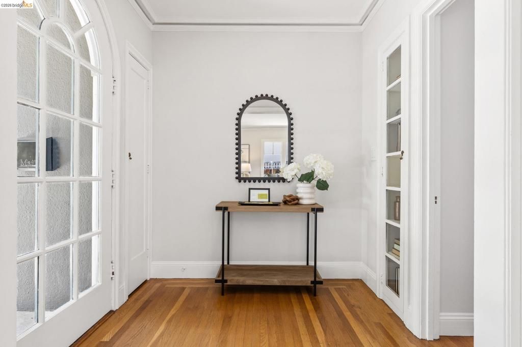 Image 7 of property listing at 1265 Holman Rd, Oakland, CA 94610