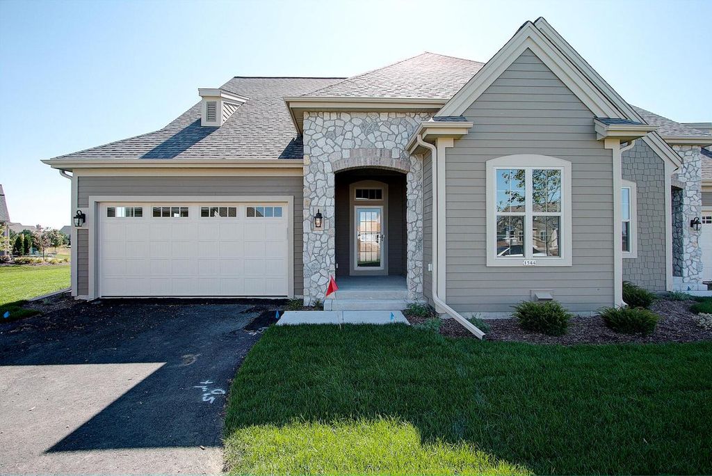 1626 Belmont LANE #27, Oconomowoc, WI 53066