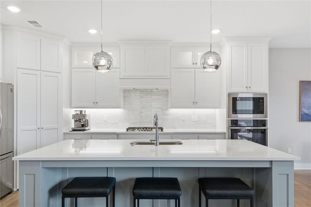 13426 Terrace Park Drive, Parkville, MO 64152