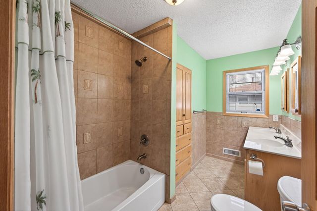 8806 18th Avenue S, Bloomington, MN 55425