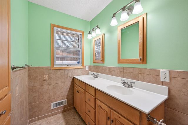 8806 18th Avenue S, Bloomington, MN 55425