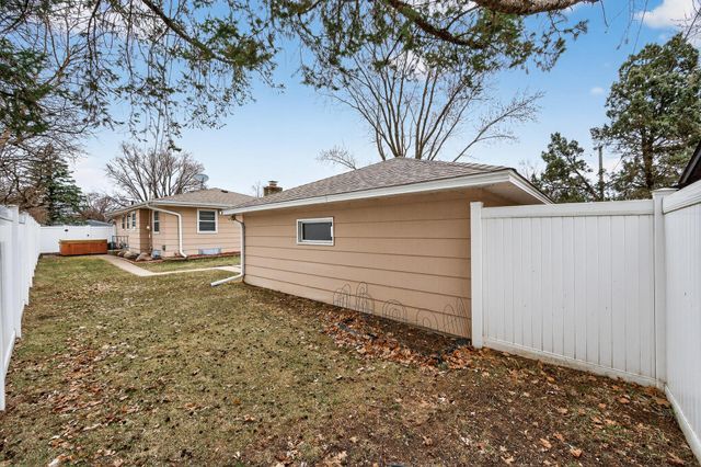 8806 18th Avenue S, Bloomington, MN 55425