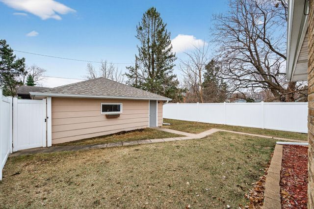 8806 18th Avenue S, Bloomington, MN 55425