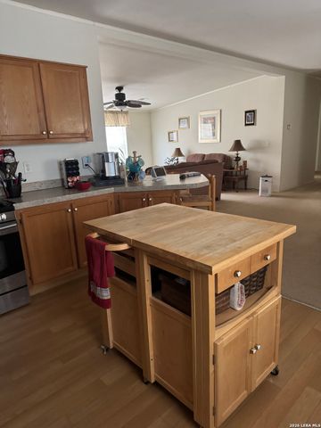 204 Creekside, Floresville, TX 78114