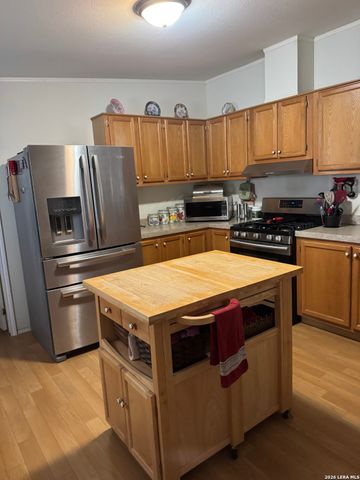 204 Creekside, Floresville, TX 78114