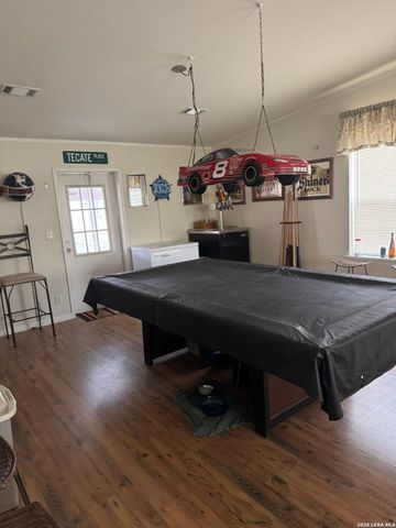 204 Creekside, Floresville, TX 78114