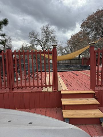 204 Creekside, Floresville, TX 78114