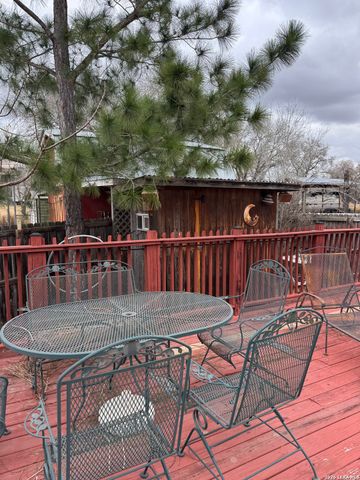 204 Creekside, Floresville, TX 78114