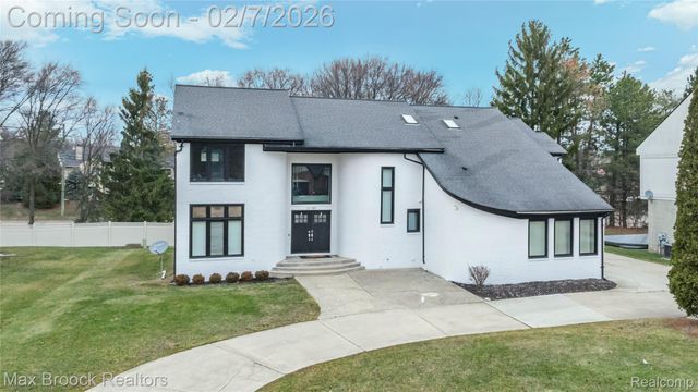 31189 Country Ridge Circle, Farmington Hills, MI 48331