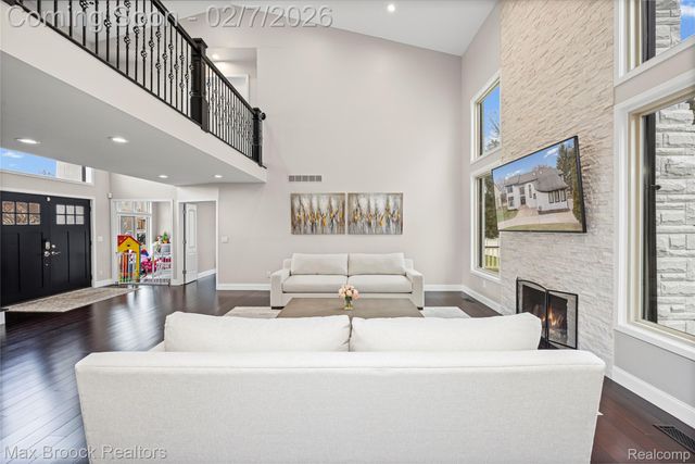 31189 Country Ridge Circle, Farmington Hills, MI 48331