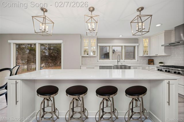 31189 Country Ridge Circle, Farmington Hills, MI 48331