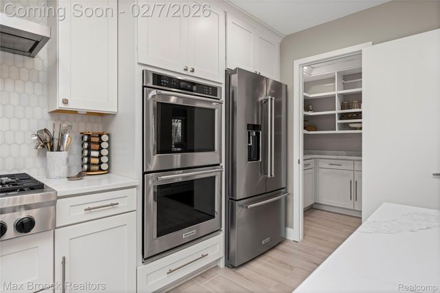 31189 Country Ridge Circle, Farmington Hills, MI 48331