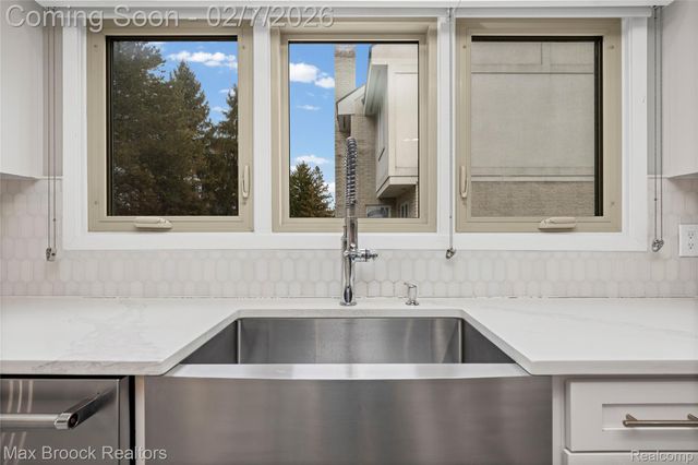 31189 Country Ridge Circle, Farmington Hills, MI 48331