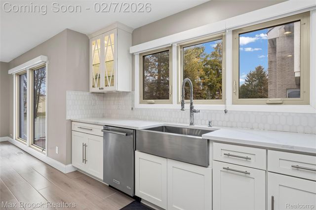 31189 Country Ridge Circle, Farmington Hills, MI 48331