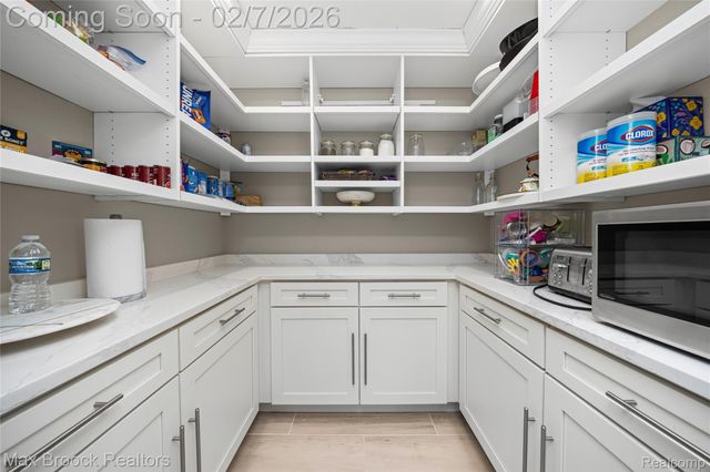 31189 Country Ridge Circle, Farmington Hills, MI 48331