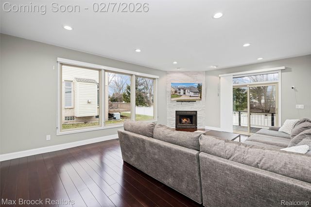 31189 Country Ridge Circle, Farmington Hills, MI 48331