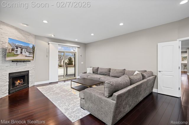 31189 Country Ridge Circle, Farmington Hills, MI 48331