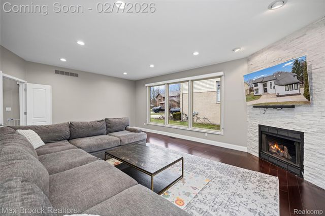 31189 Country Ridge Circle, Farmington Hills, MI 48331