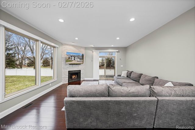 31189 Country Ridge Circle, Farmington Hills, MI 48331