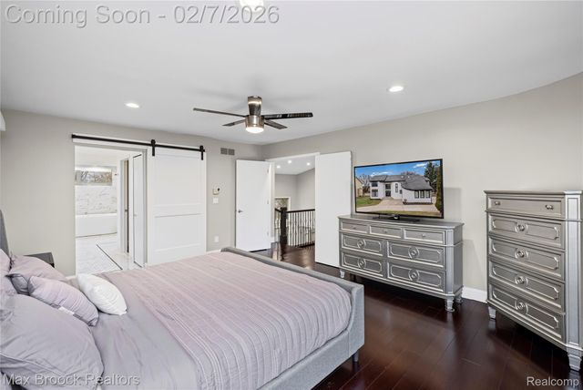 31189 Country Ridge Circle, Farmington Hills, MI 48331