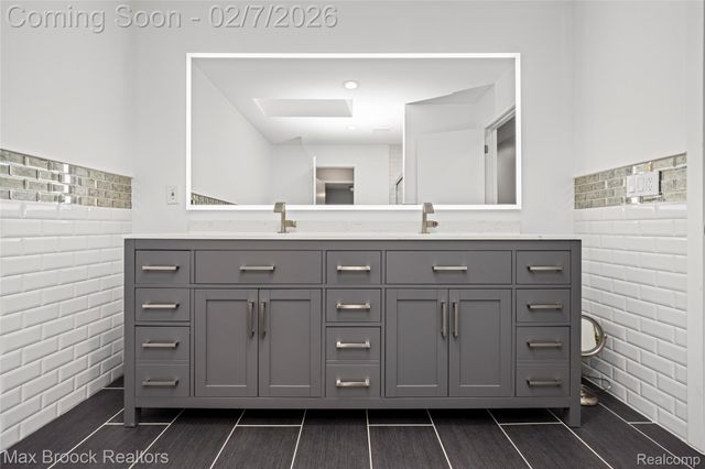 31189 Country Ridge Circle, Farmington Hills, MI 48331