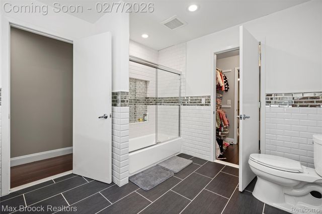 31189 Country Ridge Circle, Farmington Hills, MI 48331