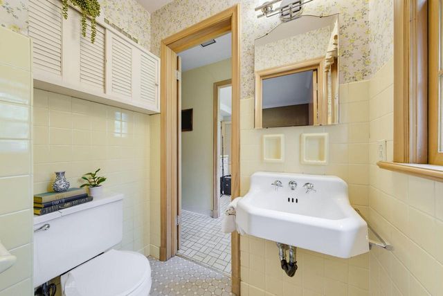 805 E Hyde WAY, Fox Point, WI 53217