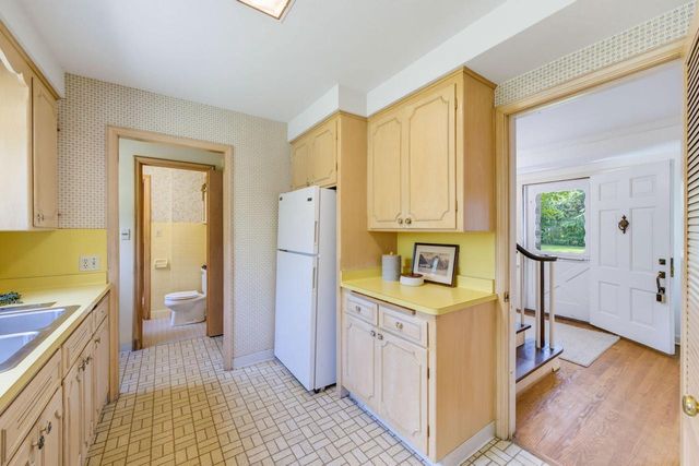 805 E Hyde WAY, Fox Point, WI 53217