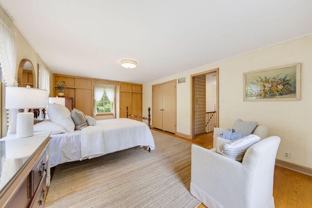 805 E Hyde WAY, Fox Point, WI 53217